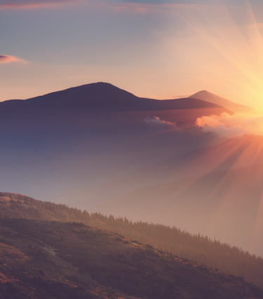 Sonnenaufgang hinter Berg