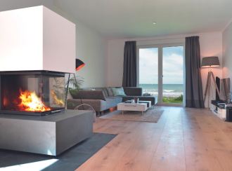 Kamin im Wohnzimmer mit zentraler Lüftungsanlage