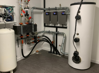 Heizungsraum einer Gewerbehalle, die mit Luft-Wasser-Wärmepumpe geheizt wird