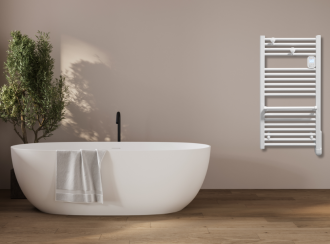 Elektrischer Badheizkörper TDTR hängt in einem Badezimmer neben einer Badewanne