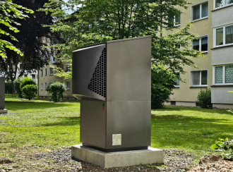 LA 35TBS vor einem Wohnblock in Kulmbach "Hardenberghof"