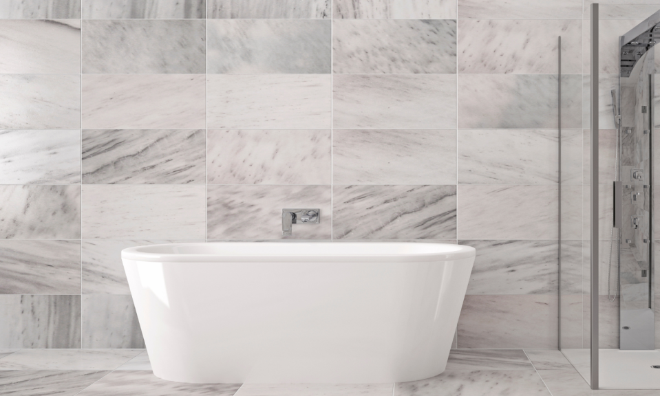 Badewanne in Badezimmer mit warmem Wasser von Warmwasser-Wärmepumpe