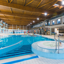 Schwimmbad heizt mit Wärmepumpe