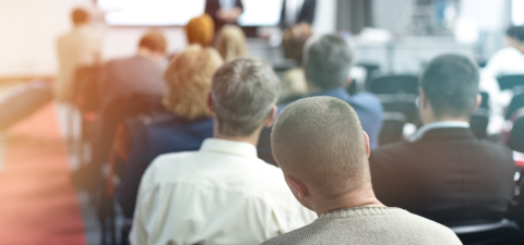 Menschen sitzen im Publikum