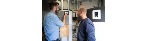 Hausbewohner im Keller vor Hydrotower von Dimplex