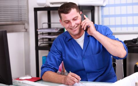 Installateur am Telefon