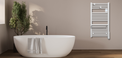 Bad-Heizkörper TDTR hängt neben der Badewanne