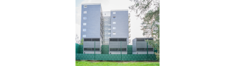 Drei Wärmepumpen vor einem Hochhaus