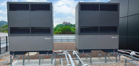 Parallelschaltung von zwei Wärmepumpen auf Dach mit Wandmontage