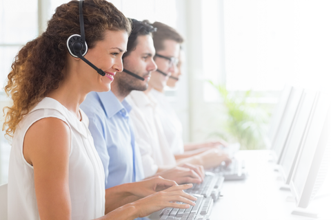 Kundenservice-Team mit Headsets arbeitet an Computern für Dimplex Support