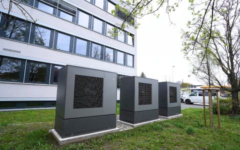 Drei Dimplex Luft/Wasser Wärmepumpen ersetzen Gasheizung in Verwaltungsgebäude aus den 1960er Jahren