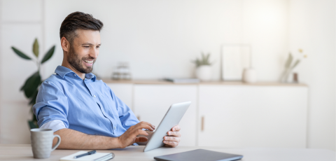 Mann am Laptop meldet sich zum Dimplex Newsletter an