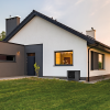Dimplex-System-E-Ausseneinheit-vor-Hausfassde
