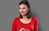 Frau bedient am Smartphone das Dimplex Smart Climate System