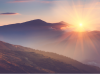 Sonnenaufgang hinter Berg