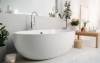 weisse Badewanne in modernem Bad
