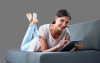 Frau bedient Smart Home System zum Heizen