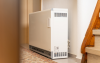 Wärmespeicher VFE von Dimplex im Flur eines sanierten Hauses