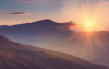 Sonnenaufgang hinter Berg