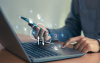 Mann am Laptop speichert Daten