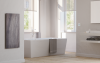 Infrarot-Paneel IRC hängt im Badezimmer neben der Badewanne